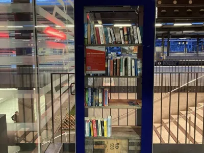 مكتبة كتب خشب